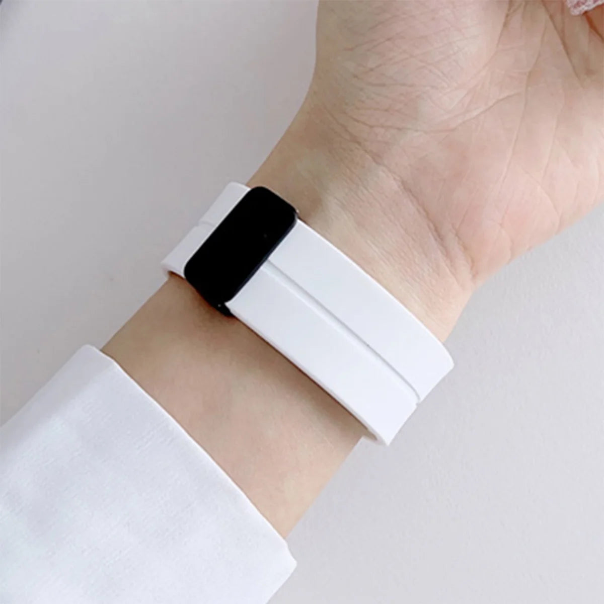 Silicone Magnetic Buckle Strap for Samsung Galaxy Watch 8 /  Galaxy Watch 8 Classic